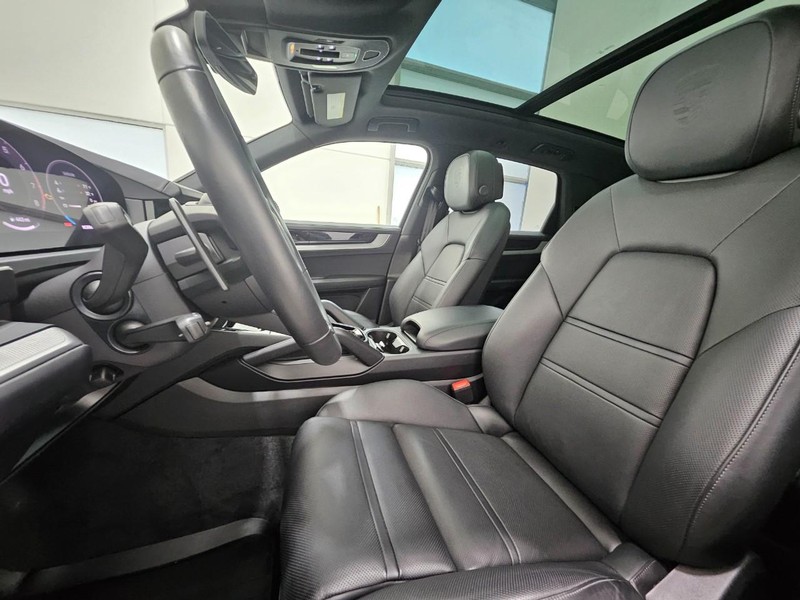 Porsche Cayenne Vehicle Full-screen Gallery Image 05