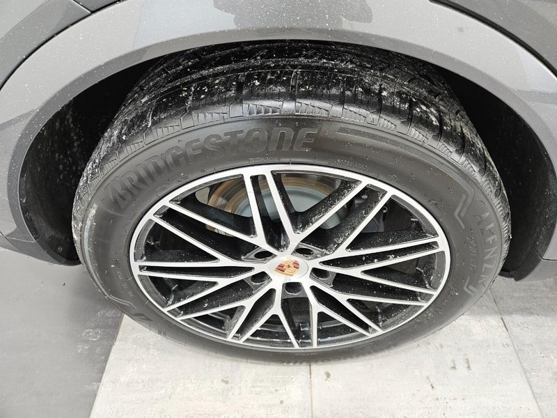 Porsche Cayenne Vehicle Full-screen Gallery Image 08