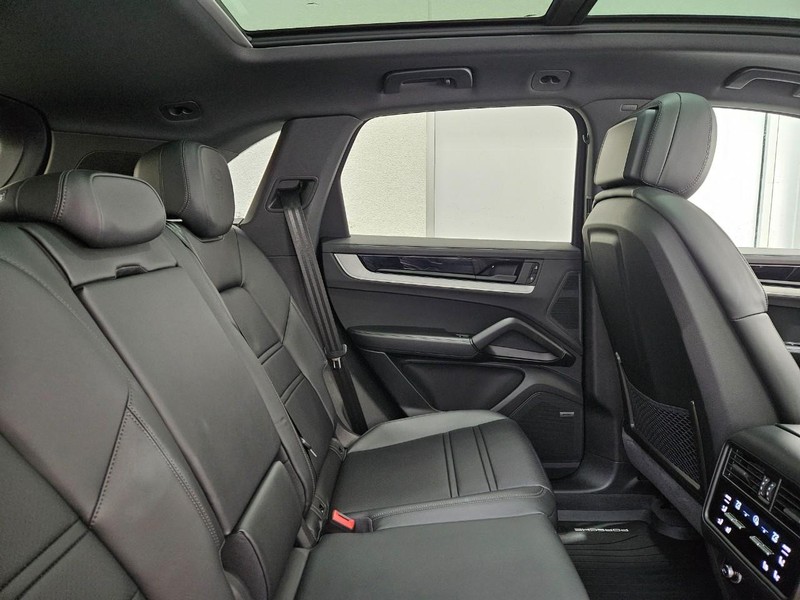 Porsche Cayenne Vehicle Full-screen Gallery Image 13