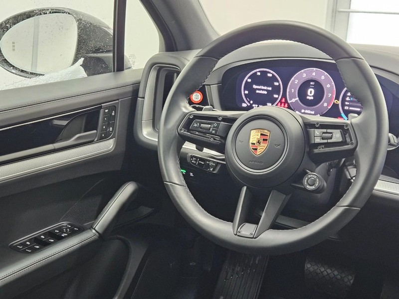 Porsche Cayenne Vehicle Full-screen Gallery Image 16
