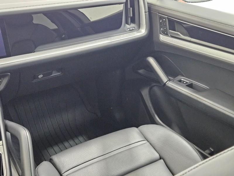 Porsche Cayenne Vehicle Full-screen Gallery Image 17