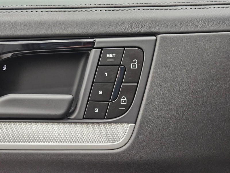 Porsche Cayenne Vehicle Full-screen Gallery Image 18