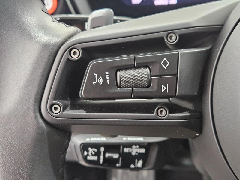 Porsche Cayenne Vehicle Full-screen Gallery Image 19