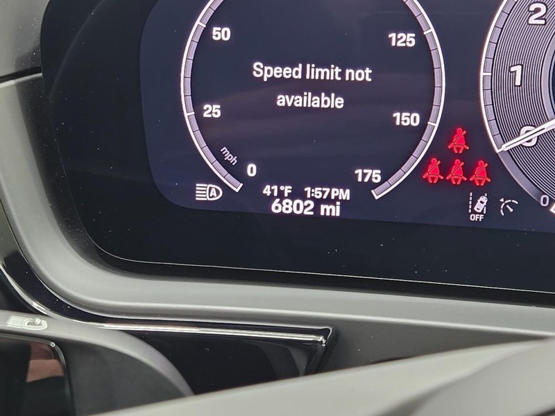 Porsche Cayenne Vehicle Full-screen Gallery Image 21