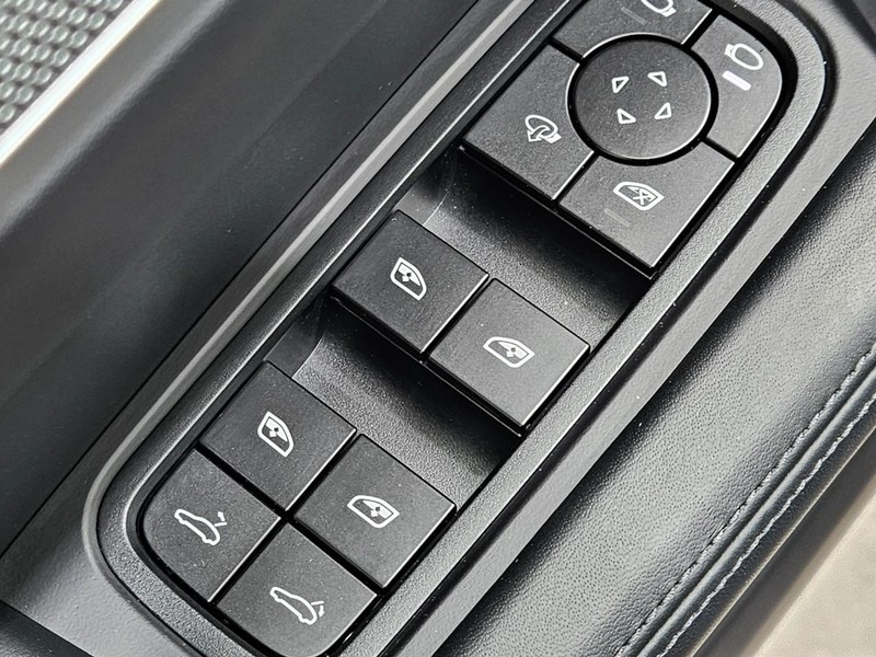 Porsche Cayenne Vehicle Full-screen Gallery Image 23