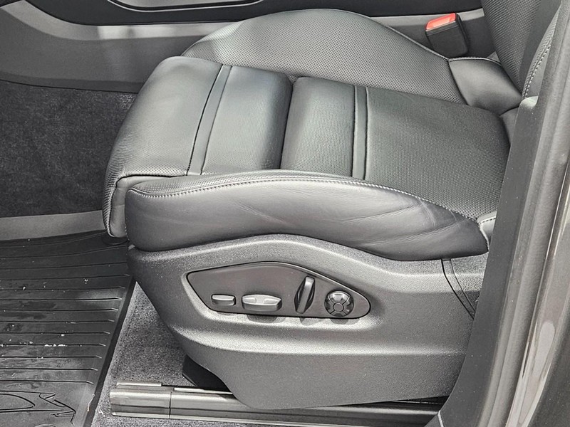 Porsche Cayenne Vehicle Full-screen Gallery Image 24