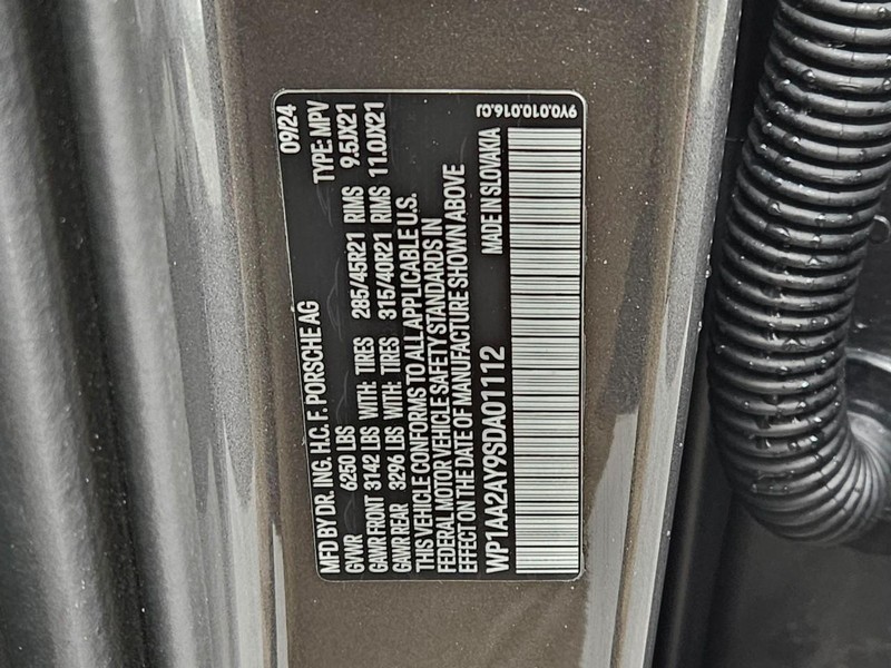 Porsche Cayenne Vehicle Full-screen Gallery Image 25