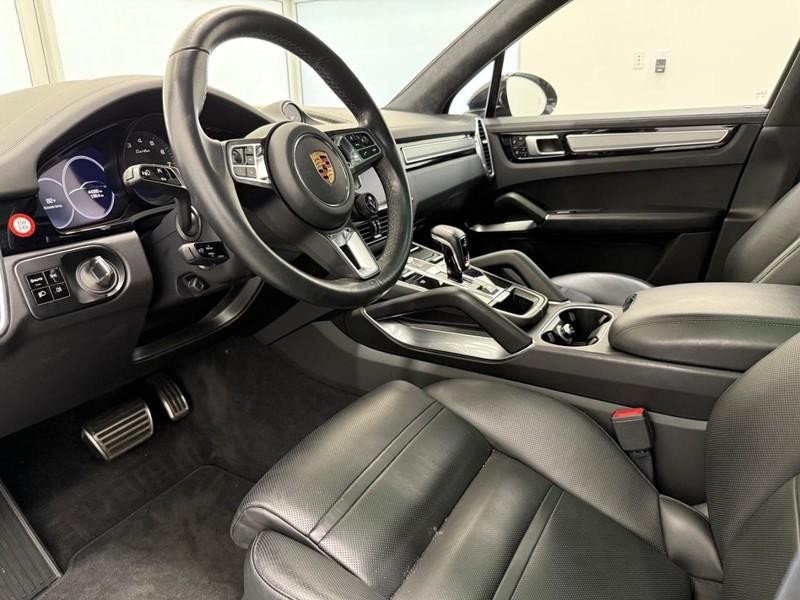 Porsche Cayenne Vehicle Full-screen Gallery Image 4