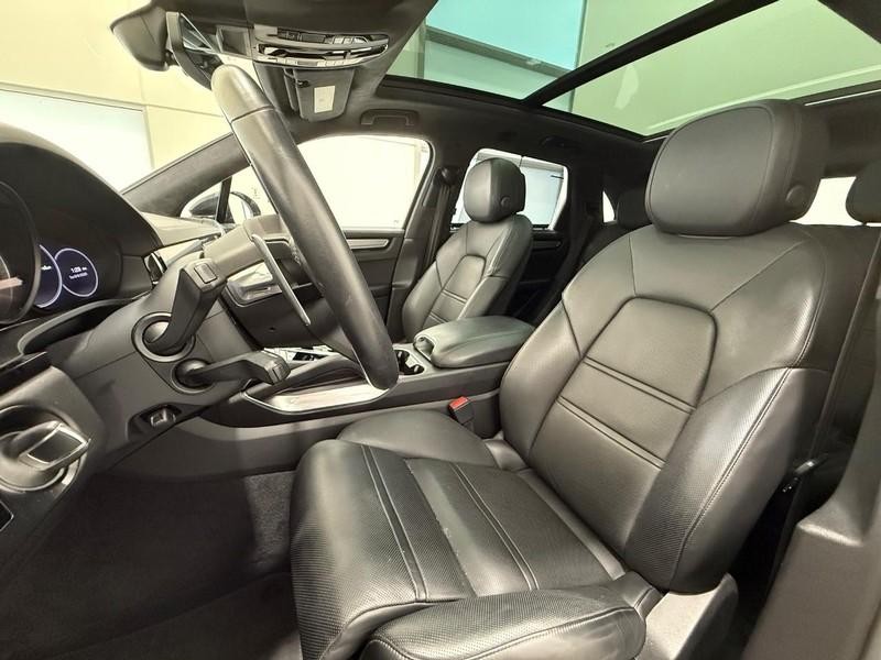 Porsche Cayenne Vehicle Full-screen Gallery Image 5