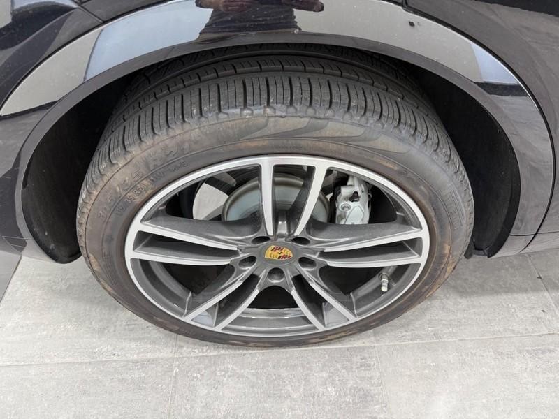 Porsche Cayenne Vehicle Full-screen Gallery Image 8