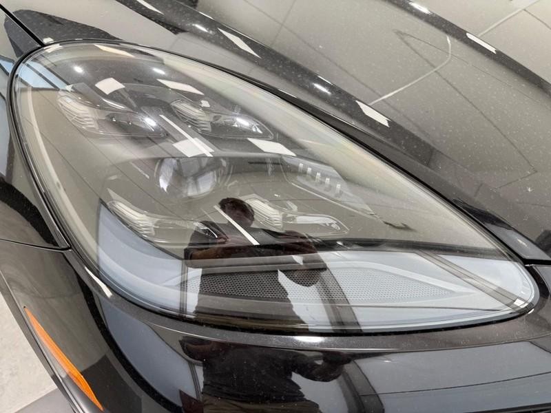 Porsche Cayenne Vehicle Full-screen Gallery Image 11