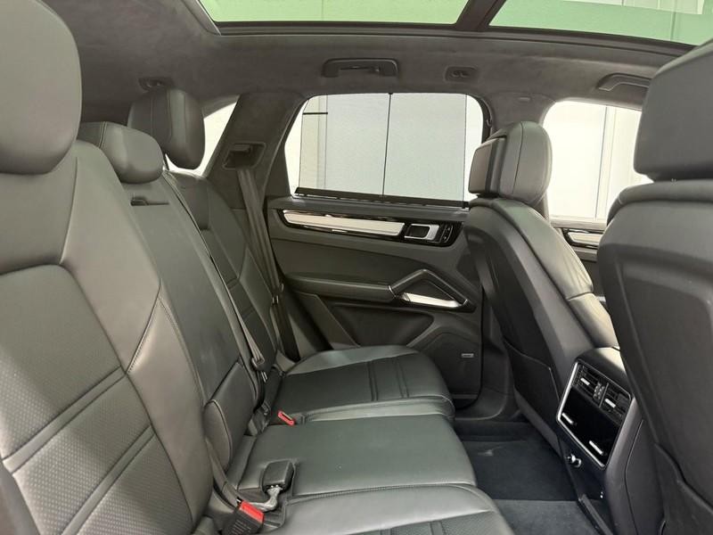 Porsche Cayenne Vehicle Full-screen Gallery Image 12