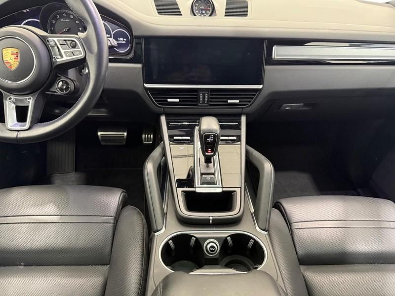 Porsche Cayenne Vehicle Full-screen Gallery Image 13