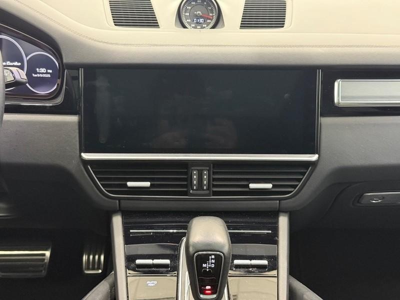 Porsche Cayenne Vehicle Full-screen Gallery Image 14