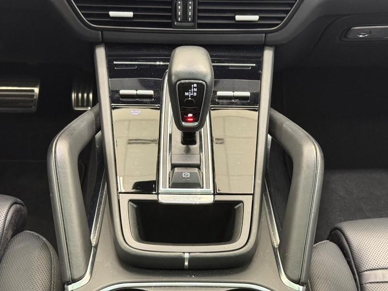 Porsche Cayenne Vehicle Full-screen Gallery Image 15