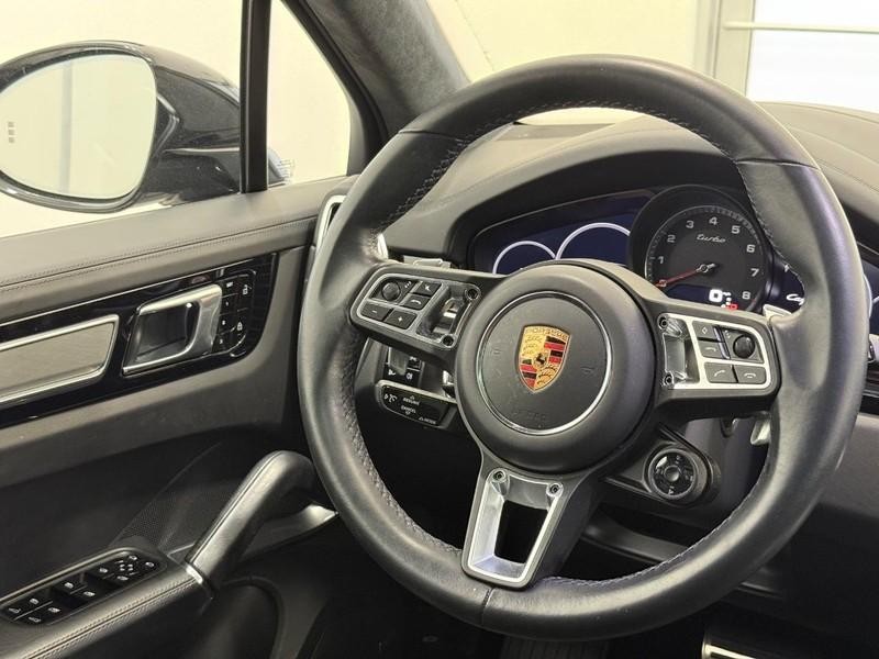 Porsche Cayenne Vehicle Full-screen Gallery Image 16
