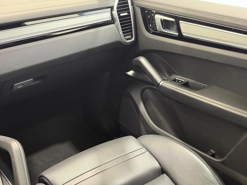 Porsche Cayenne Vehicle Full-screen Gallery Image 17