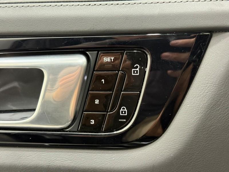 Porsche Cayenne Vehicle Full-screen Gallery Image 18