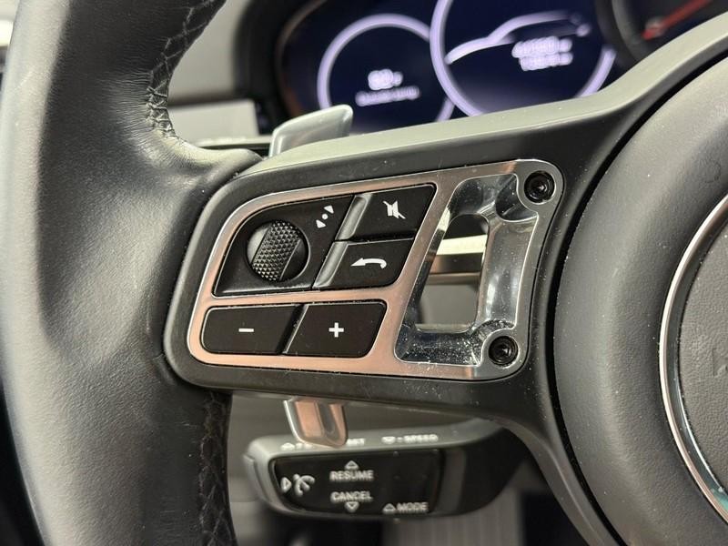 Porsche Cayenne Vehicle Full-screen Gallery Image 20