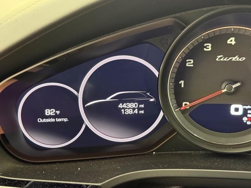 Porsche Cayenne Vehicle Full-screen Gallery Image 22