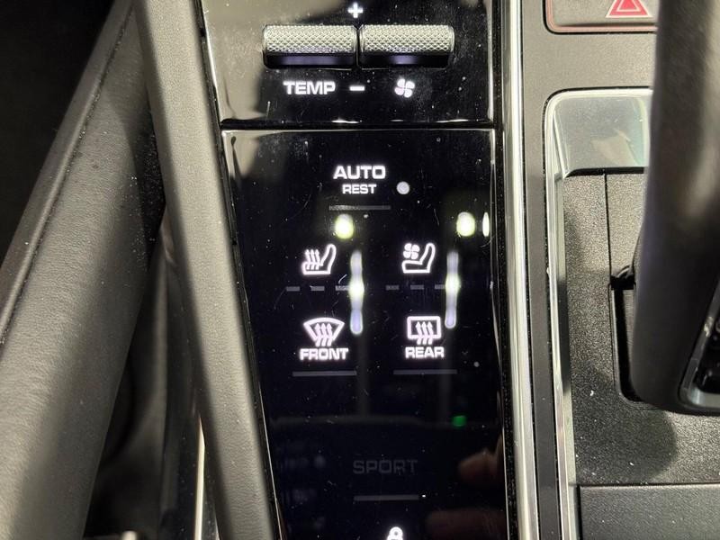 Porsche Cayenne Vehicle Full-screen Gallery Image 24