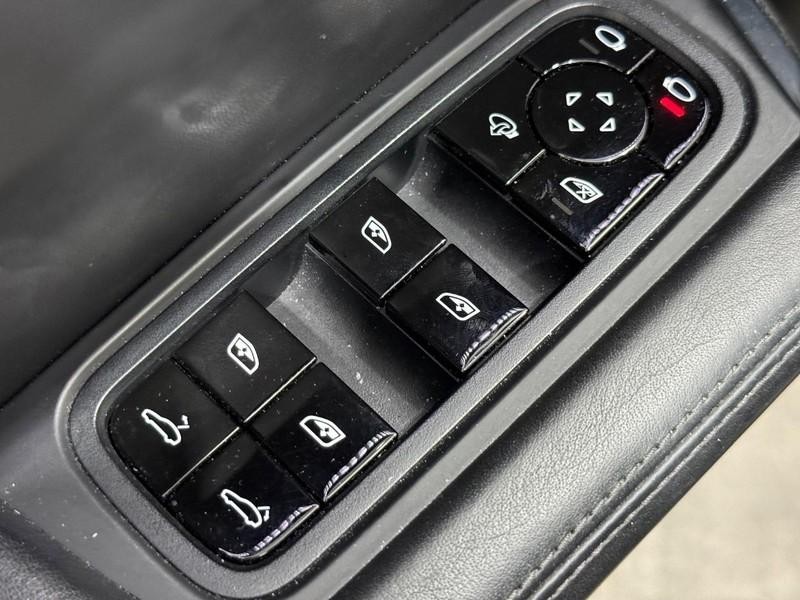 Porsche Cayenne Vehicle Full-screen Gallery Image 25