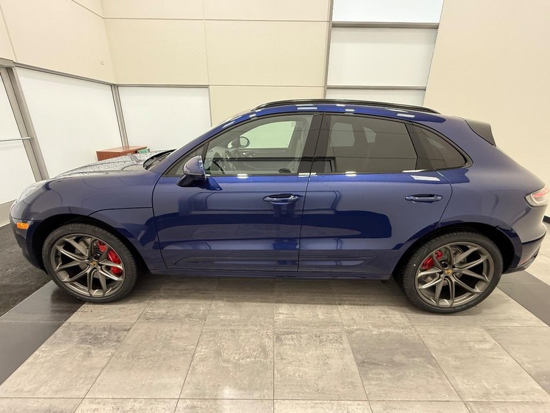 Porsche Macan Vehicle Full-screen Gallery Image 2