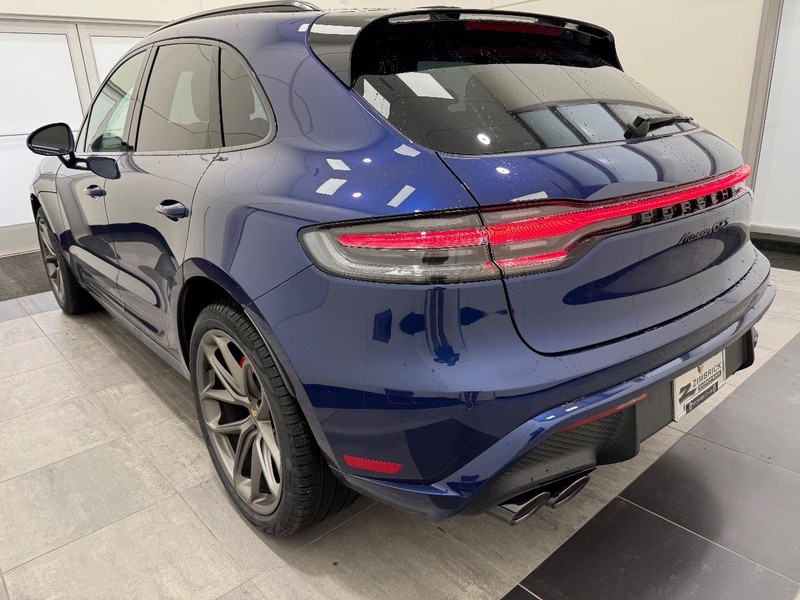 Porsche Macan Vehicle Full-screen Gallery Image 3