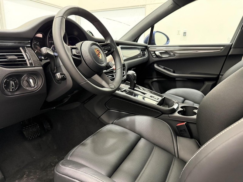 Porsche Macan Vehicle Full-screen Gallery Image 4