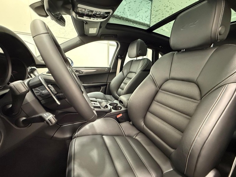 Porsche Macan Vehicle Full-screen Gallery Image 5