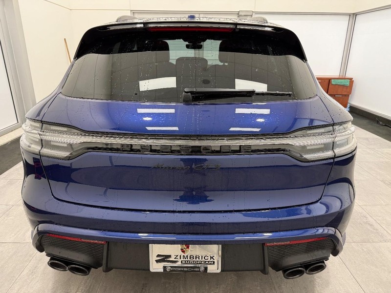 Porsche Macan Vehicle Full-screen Gallery Image 6