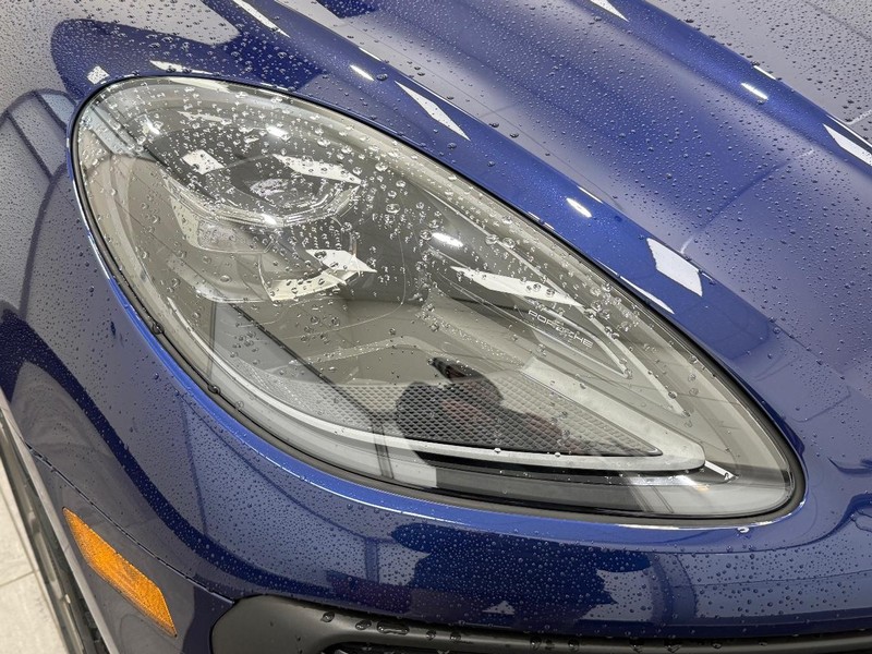 Porsche Macan Vehicle Full-screen Gallery Image 11