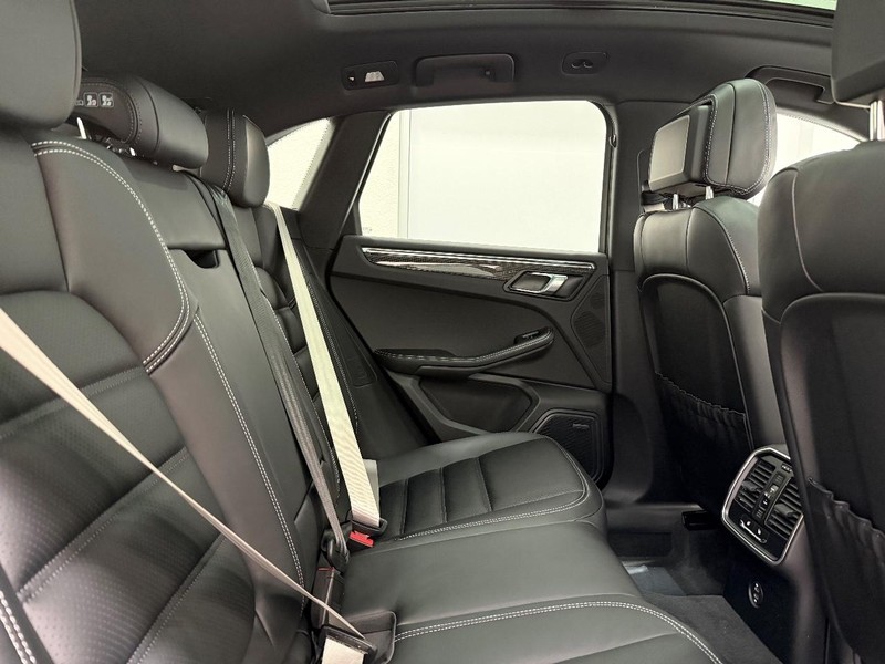 Porsche Macan Vehicle Full-screen Gallery Image 13