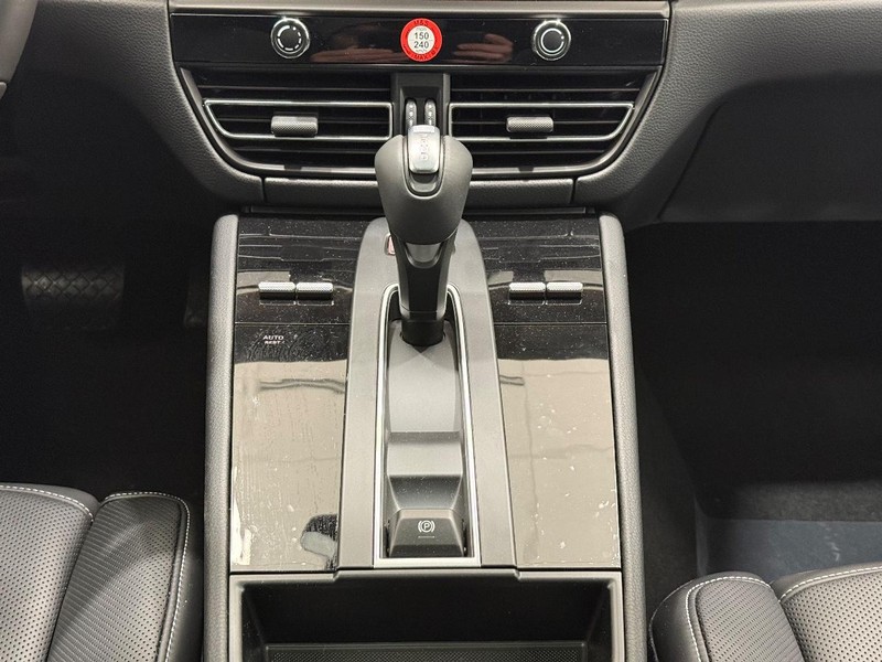 Porsche Macan Vehicle Full-screen Gallery Image 16