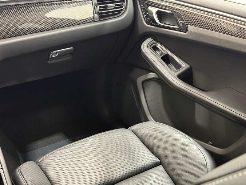 Porsche Macan Vehicle Full-screen Gallery Image 18