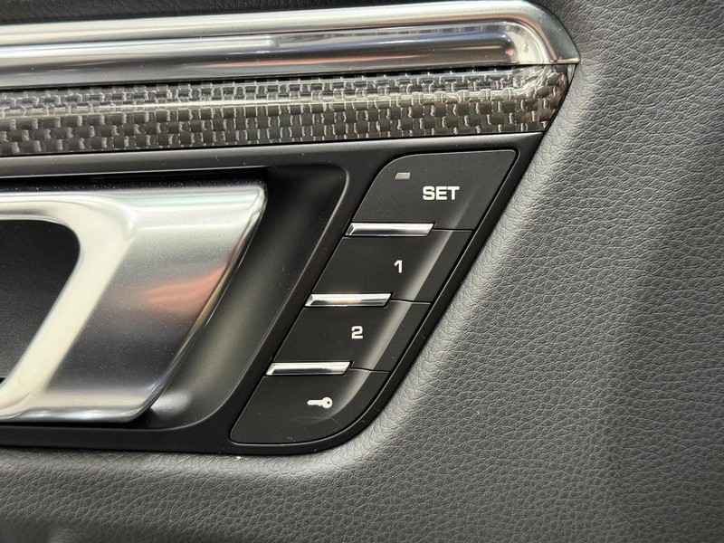 Porsche Macan Vehicle Full-screen Gallery Image 19