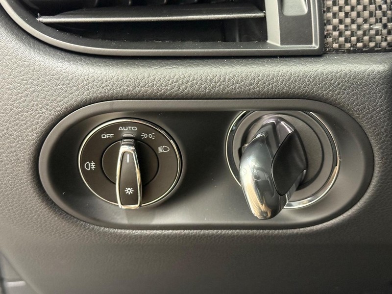 Porsche Macan Vehicle Full-screen Gallery Image 20