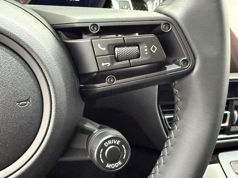 Porsche Macan Vehicle Full-screen Gallery Image 22