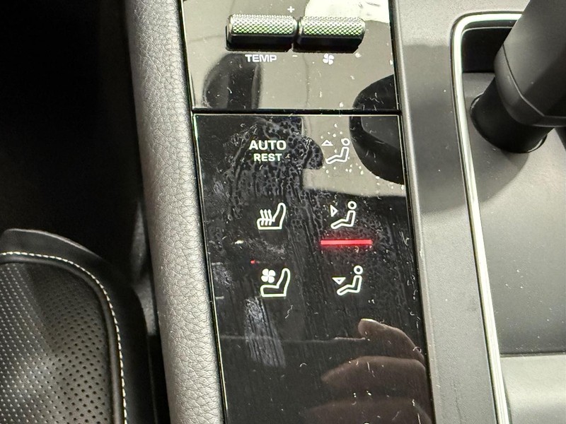 Porsche Macan Vehicle Full-screen Gallery Image 24