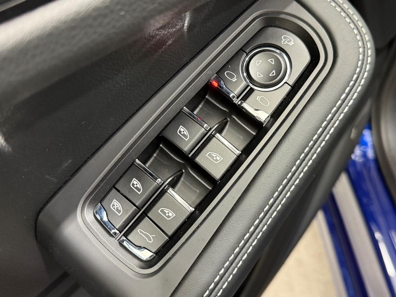 Porsche Macan Vehicle Full-screen Gallery Image 25