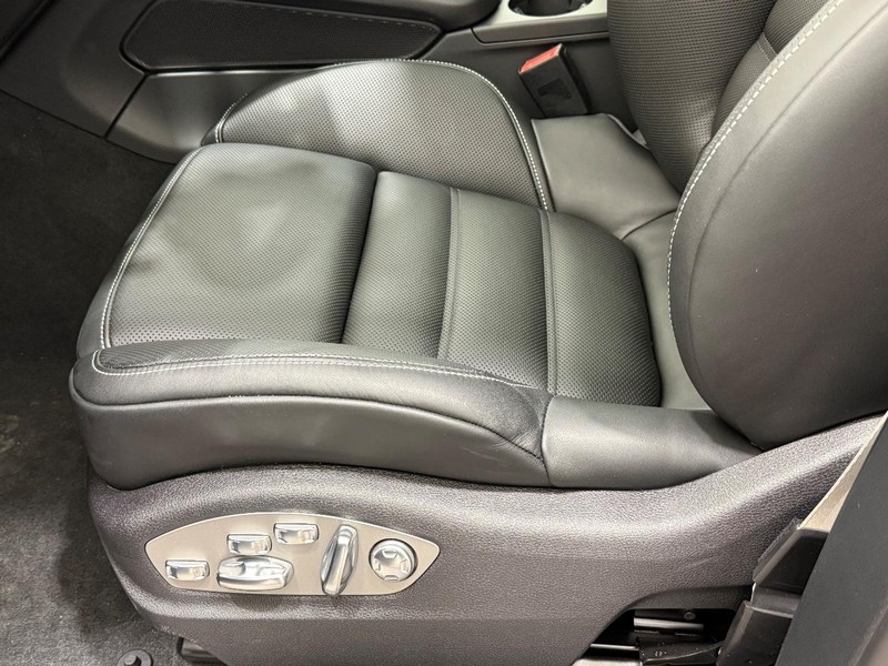 Porsche Macan Vehicle Full-screen Gallery Image 26