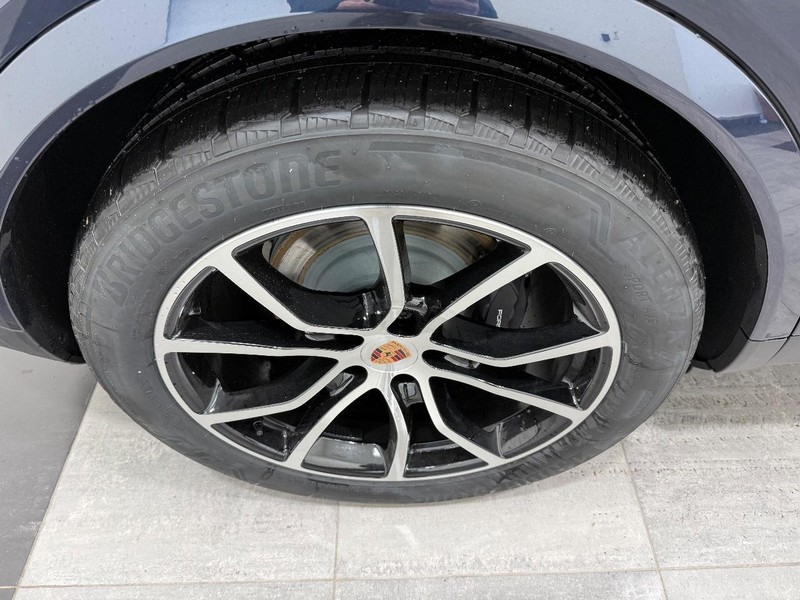 Porsche Cayenne Vehicle Full-screen Gallery Image 8