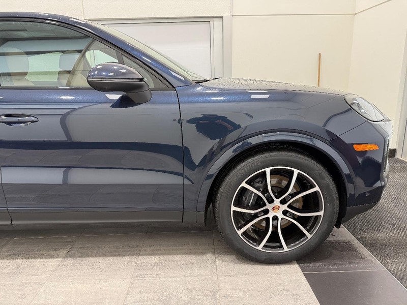 Porsche Cayenne Vehicle Full-screen Gallery Image 10