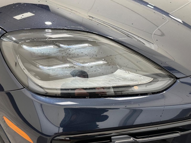 Porsche Cayenne Vehicle Full-screen Gallery Image 11