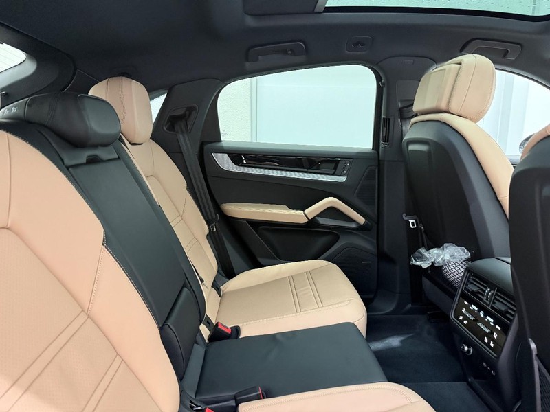 Porsche Cayenne Vehicle Full-screen Gallery Image 13