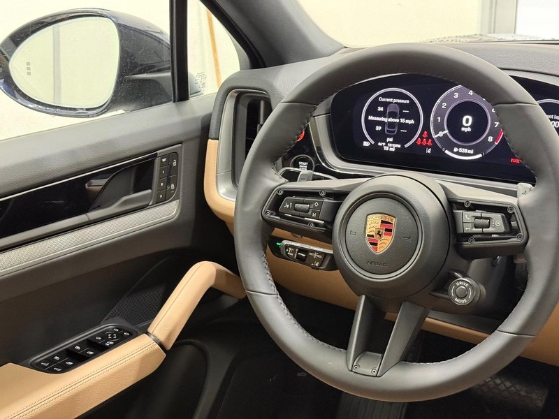 Porsche Cayenne Vehicle Full-screen Gallery Image 17
