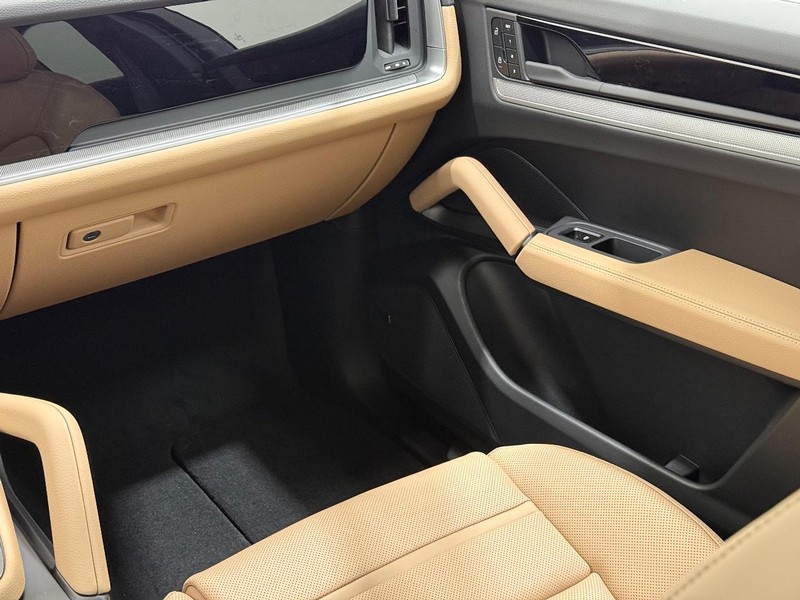 Porsche Cayenne Vehicle Full-screen Gallery Image 18