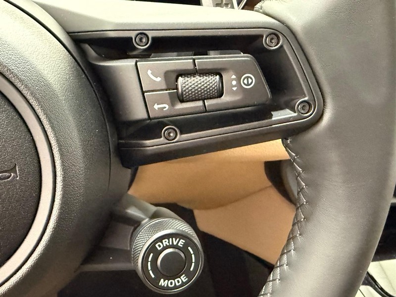 Porsche Cayenne Vehicle Full-screen Gallery Image 21