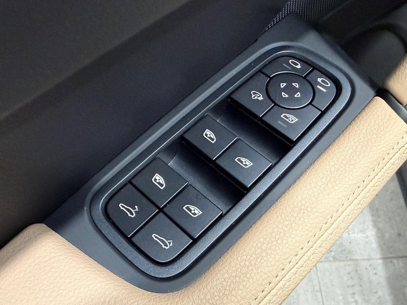 Porsche Cayenne Vehicle Full-screen Gallery Image 25