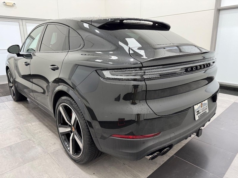 Porsche Cayenne Vehicle Full-screen Gallery Image 3